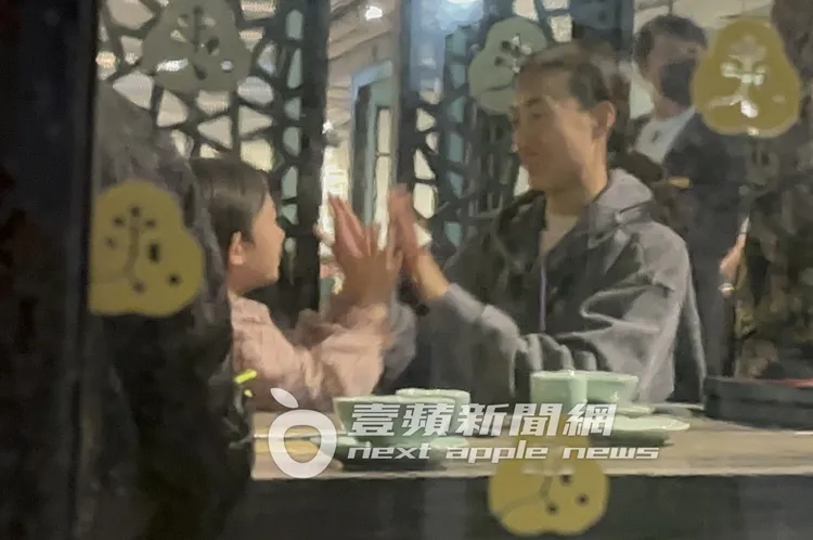 秦舒培（右）與女兒Alaia互動玩遊戲。特勤中心攝