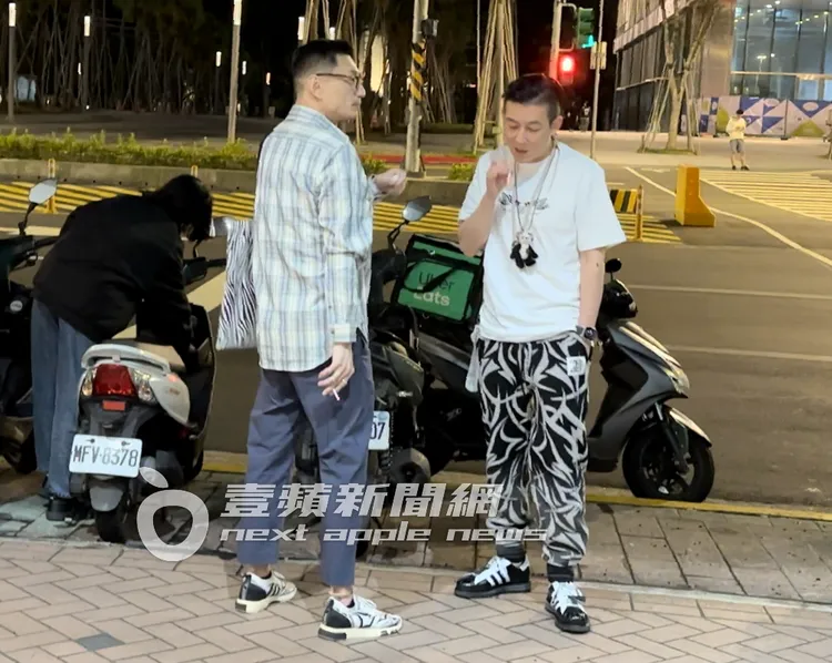陳冠希（右）胸前掛著女兒的娃娃，與經紀人到戶外抽菸。《壹蘋》提醒您吸菸有害身體健康。特勤中心攝