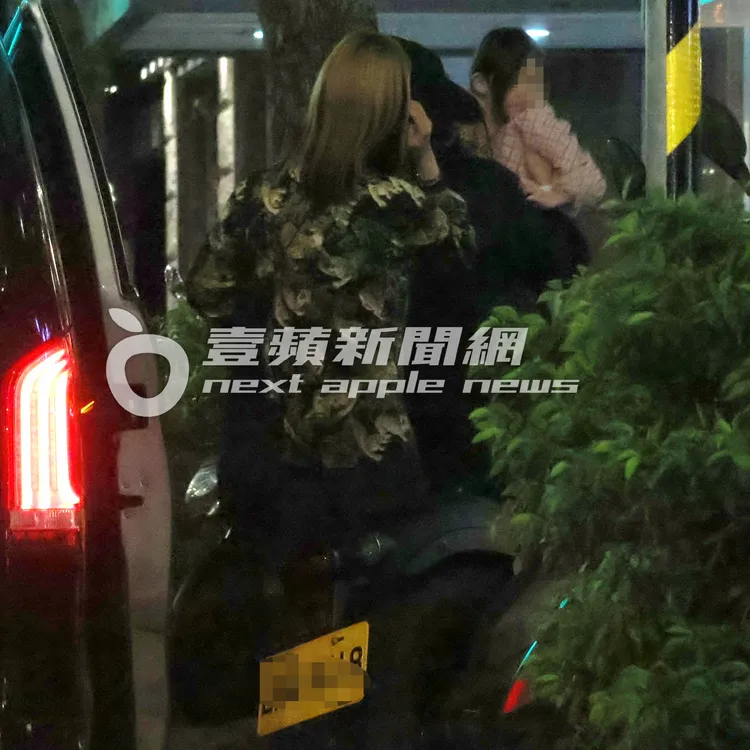 陳冠希助理抱著他的6歲寶貝女兒Alaia走下車。特勤中心攝