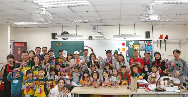 皮影戲偶製作課程，親子交出亮麗成績單。（圖/國泰金控提供）