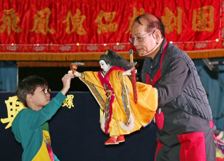 布袋戲大師鍾任樑(右1)邀請孩子上台與布袋戲偶精彩互動。（圖/國泰金控提供）