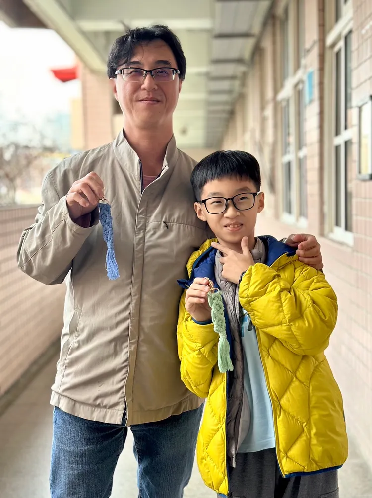 陳同學展示完成繩結作品覺得很有成就感。（圖/國泰金控提供）