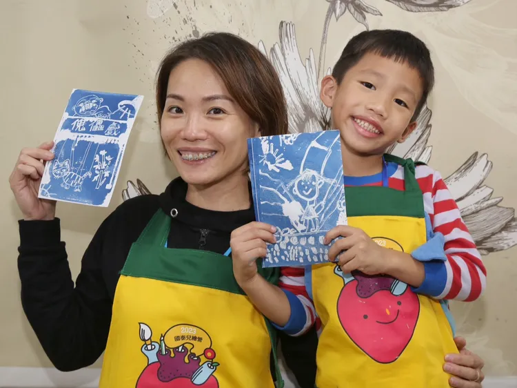 劉同學(右)跟媽媽把看戲的角色化成藍曬創作題材。（圖/國泰金控提供）