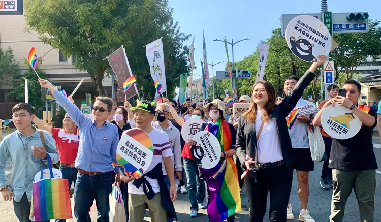 觀光局長高閔琳與高雄市旅宿業者參加高雄同志大遊行，現場民眾揮手互動。觀光局提供