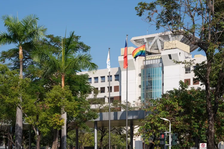 為迎接高雄同志大遊行，高雄市政府升起彩虹旗。市府提供