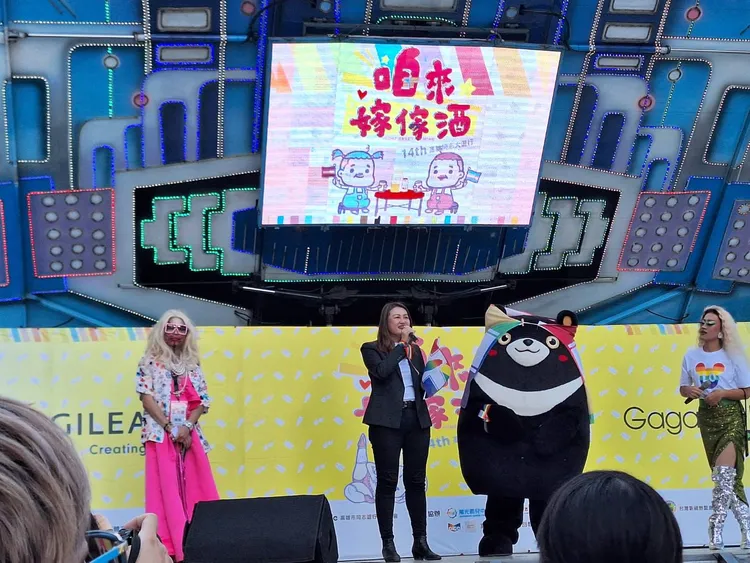 觀光局長高閔琳與高雄熊現身活動舞台致詞。觀光局提供