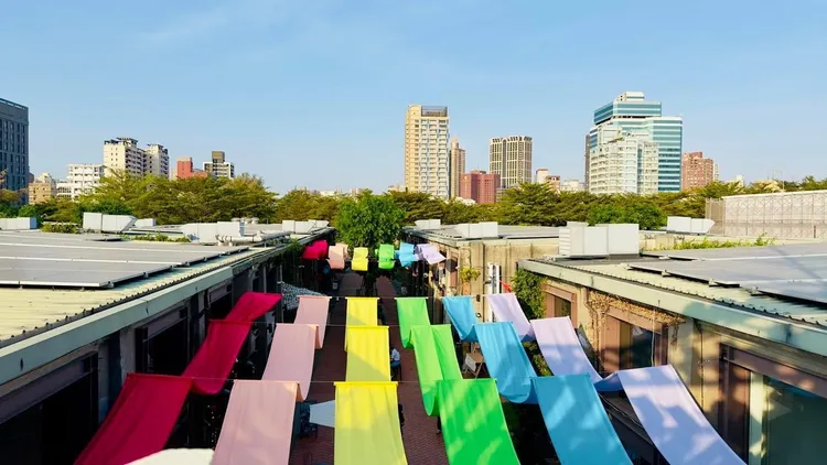 為迎接高雄同志大遊行，有著全國最大彩虹地景的駁二藝術特區，特別於大義區妝點巨幅六色旗高雄市政府升起彩虹旗。市府提供