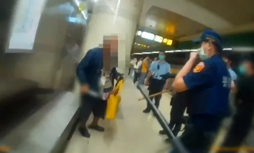 又是他!7旬翁搭捷運屢與乘客爆衝突 氣噗噗亮刀遭警壓制送辦