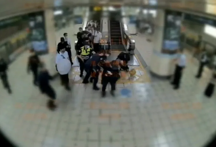 警方趕到現場將他壓制。翻攝畫面