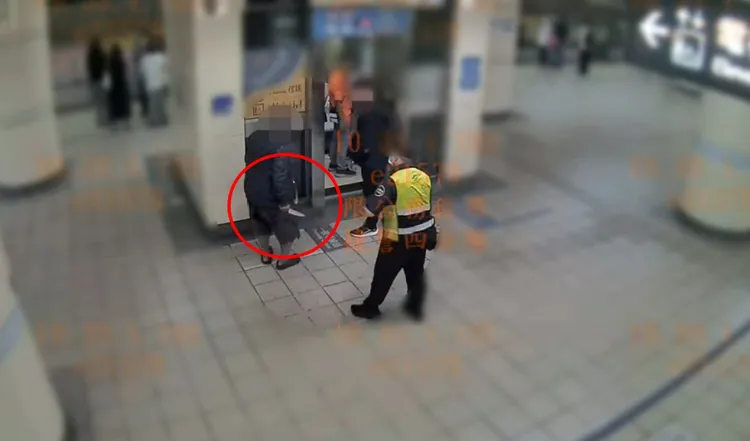 老翁與人衝突後亮刀。翻攝畫面