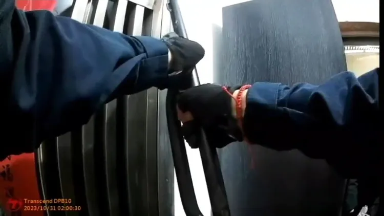 警方破門。蘆竹警分局提供