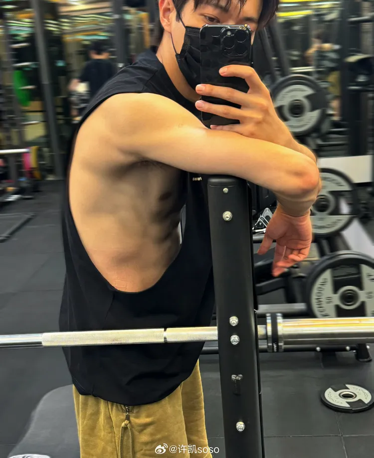 許凱身材超好。翻攝許凱微博