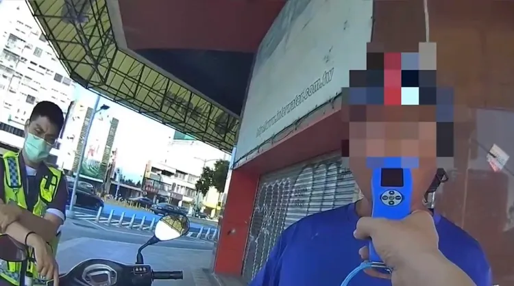 孫男渾身酒氣，酒測超標，已經是第5度酒駕被逮。翻攝畫面