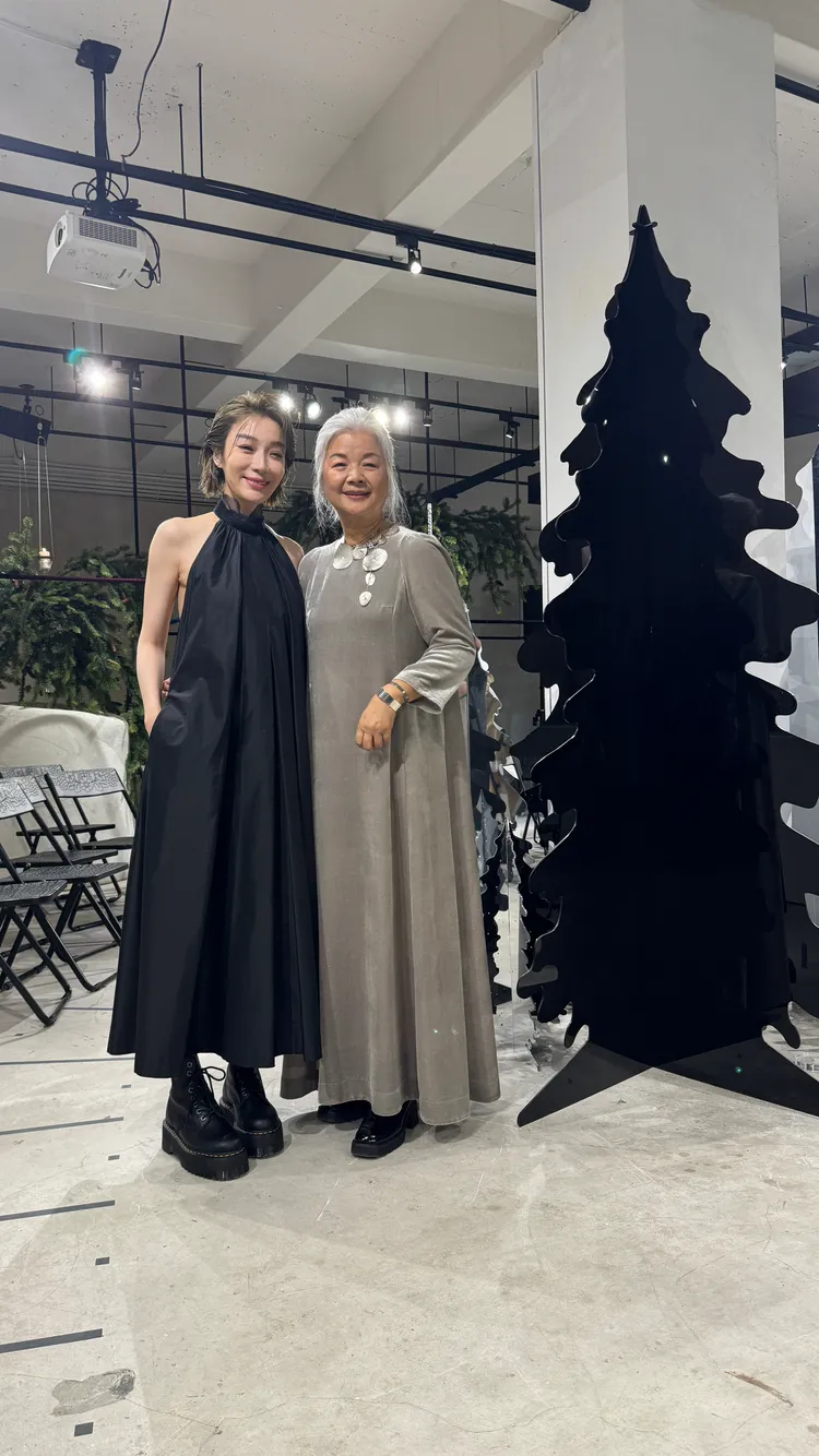 蔡淑臻（左）與設計師陳季敏合影。張家玲攝