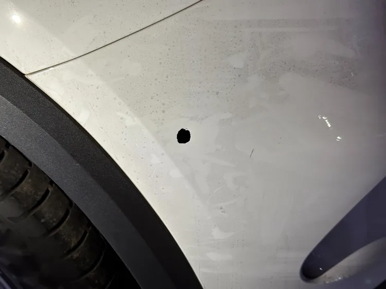 警方以車追人，查到一輛賓士車上有彈孔。讀者提供