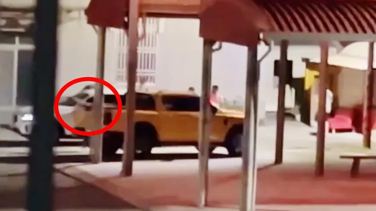 畫面中有名黑衣男子開槍還擊。讀者提供