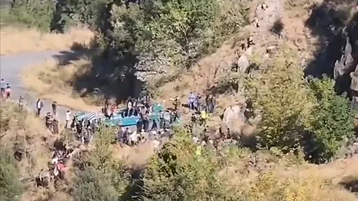 印度巴士墜250公尺深谷 已36死19傷「死亡數可能還會上升」