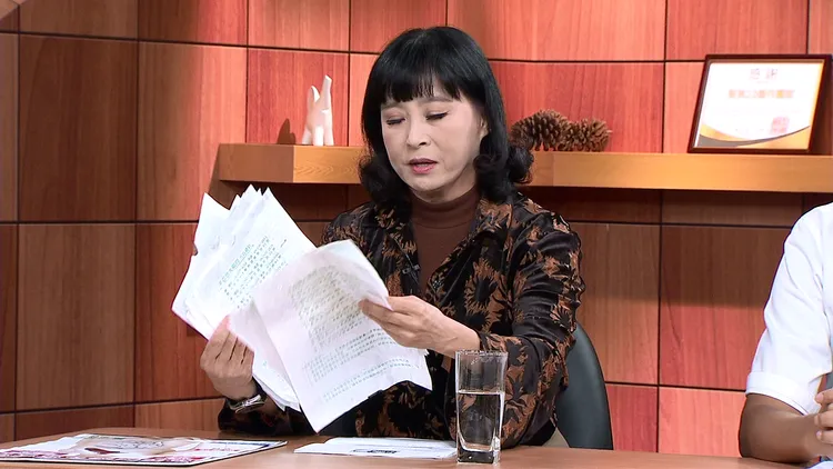 馬妞拿出目前有在服用的藥單，竟高達10多種藥物。年代提供