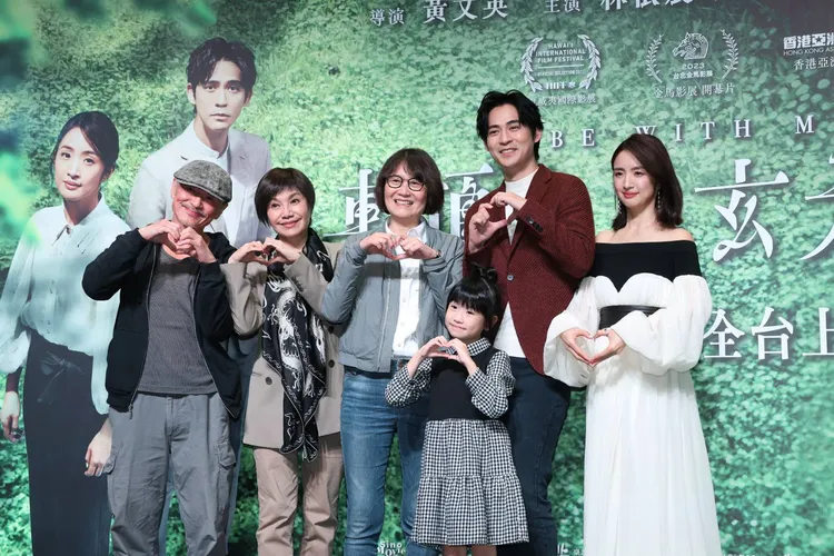 林鉅（左）、唐美雲、導演黃文英、張絡扉、周渝民和林依晨合體亮相。攝影中心攝