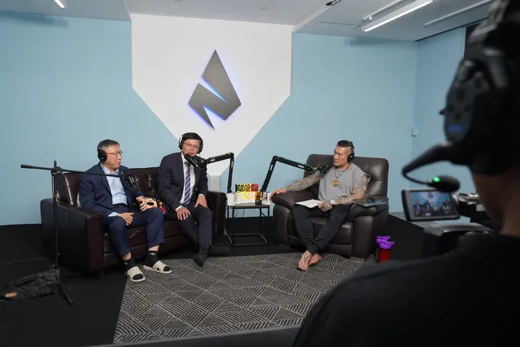 柯文哲及黃國昌晚間在館長直播節目同框。民眾黨提供