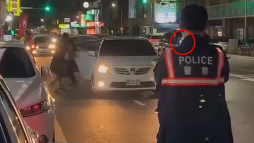 没在鸟你!台南警站马路抓违停 驾驶就乱停在他正前方车道上
