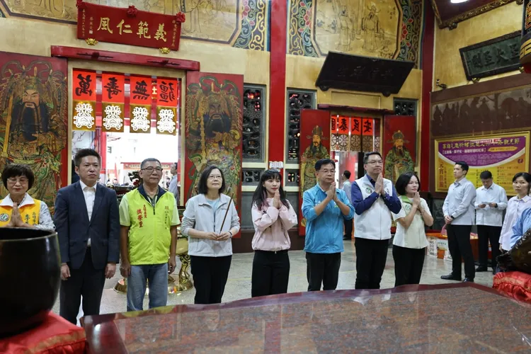 蔡英文與黃捷一同參拜。黃捷辦公室提供