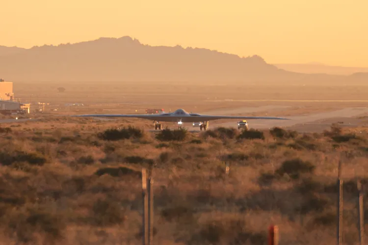 B-21首飛畫面。路透社