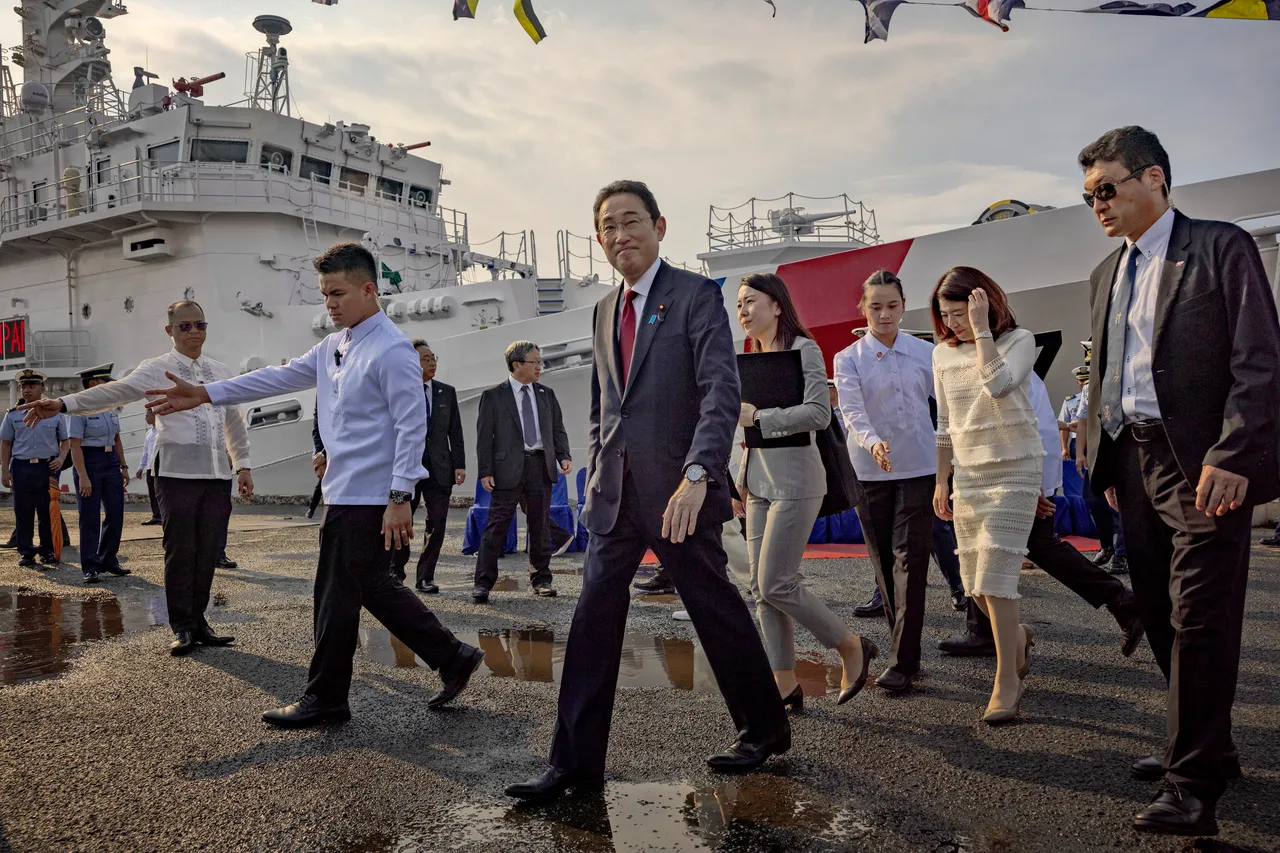 岸田文雄正於菲律賓訪問，今天到菲海巡總部，參觀大型多功能巡邏艦馬格巴努亞號（BRP Teresa Magbanua）。美聯社