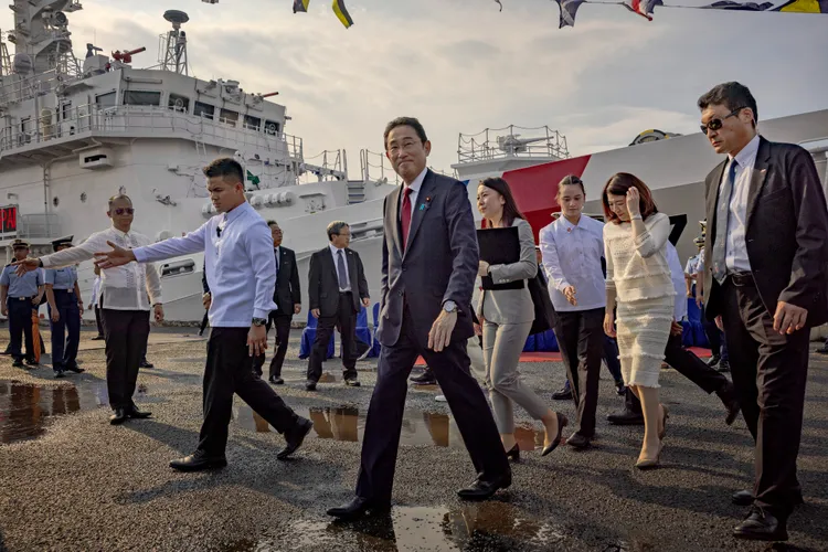 岸田文雄正於菲律賓訪問，今天到菲海巡總部，參觀大型多功能巡邏艦馬格巴努亞號（BRP Teresa Magbanua）。美聯社