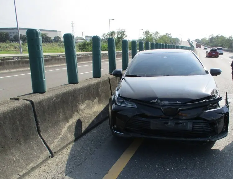 轎車失控逆停在車道上，幸未遭追撞。讀者提供