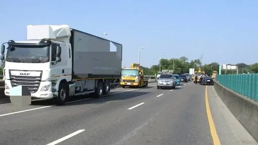 又是死角!大貨車說切就切 轎車挨撞打轉半圈釀2傷