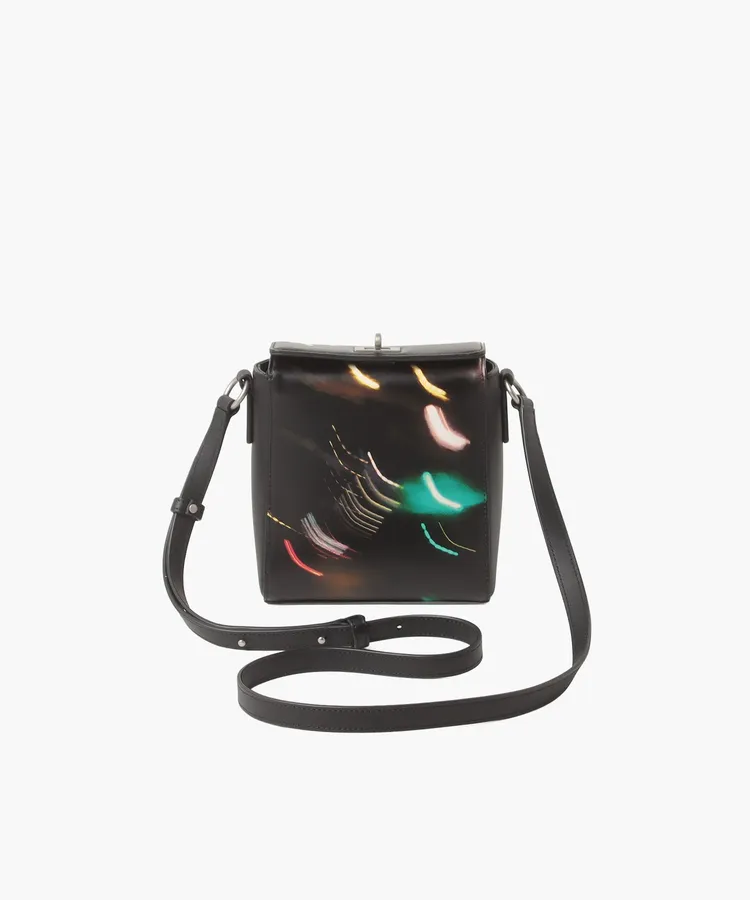 Photoprints皮革單肩包，1萬580元。品牌提供