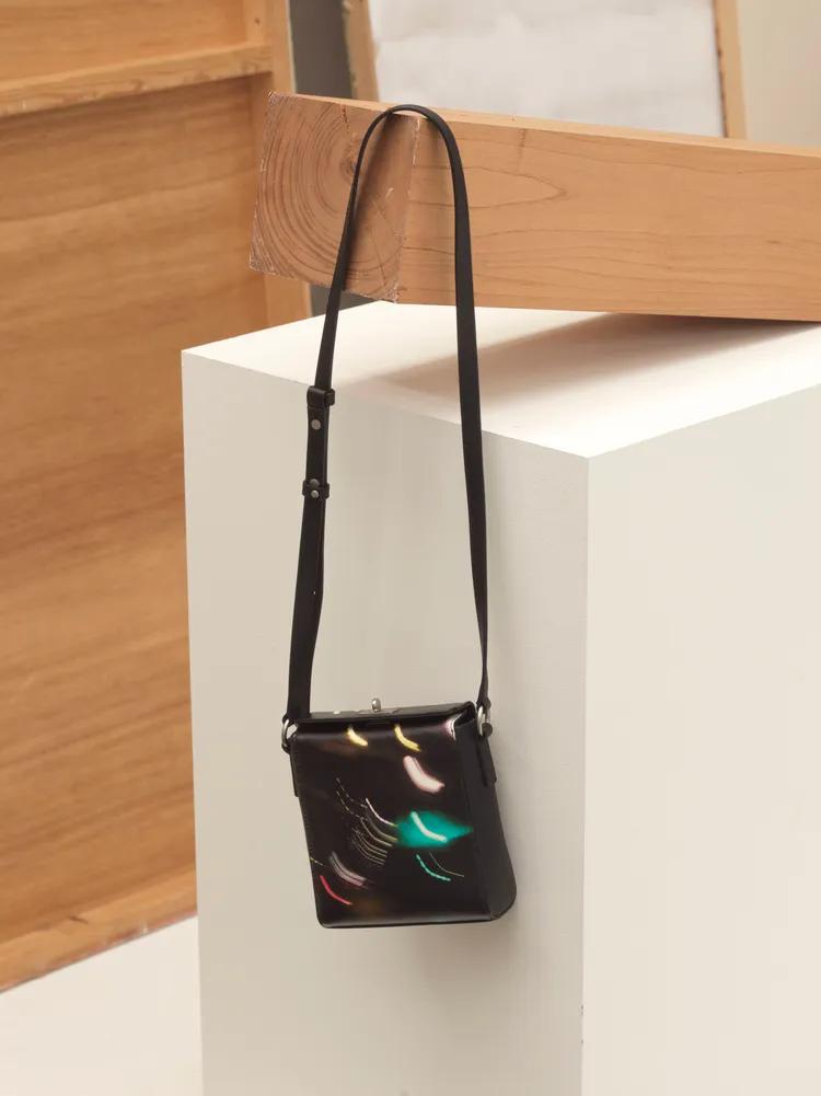 輪廓極簡的Photoprints肩背包具濃厚的藝術氣息。品牌提供