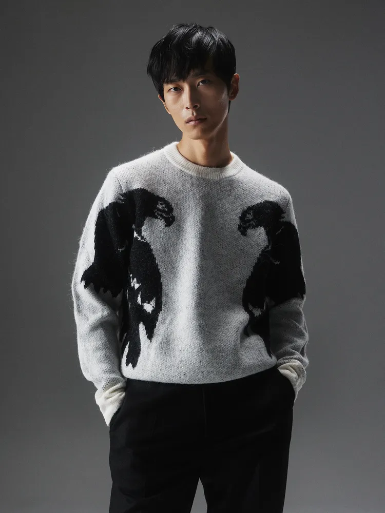 系列服飾兼具時尚與機能性，老鷹緹花毛海針織衫，8480元。品牌提供