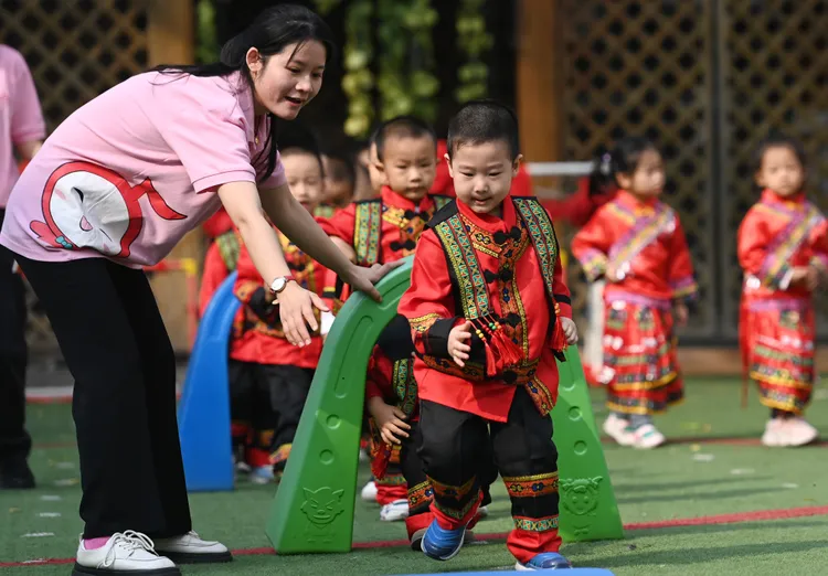 天津一群幼稚園學生正進行趣味競賽。新華社