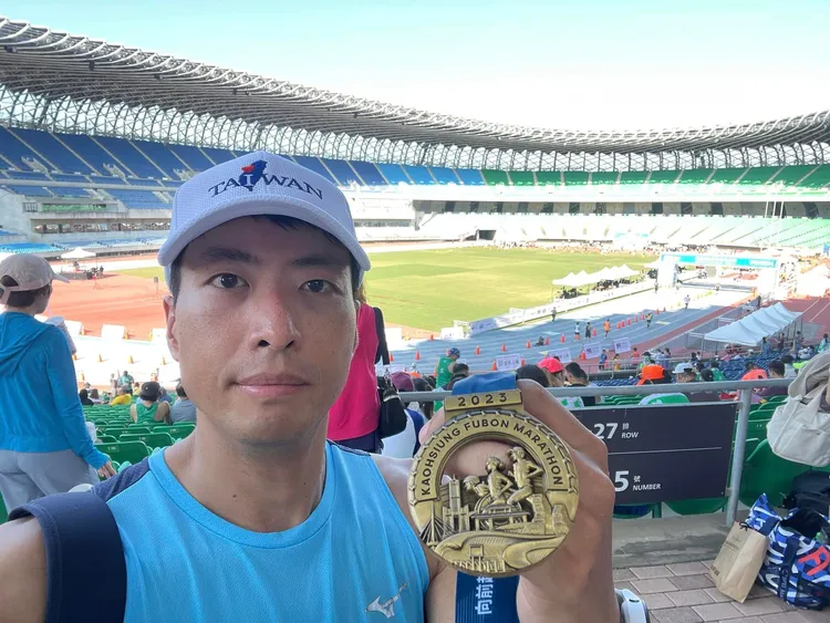 心臟科醫師陳璟毓昨參加高雄馬拉松，救援路倒跑者後再上路。取自陳璟毓臉書