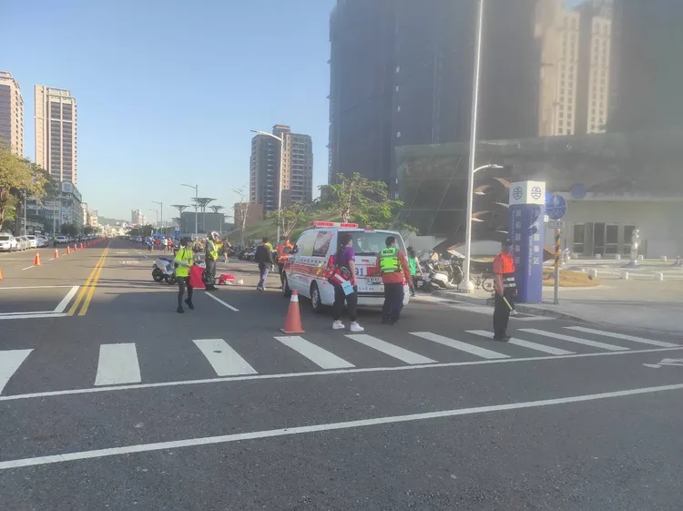 昨日高雄馬拉松一名跑者路倒，所幸有醫師搶救無礙。民眾提供