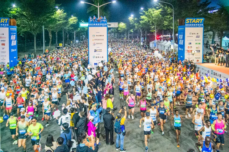 台灣年度馬拉松賽事「2023高雄富邦馬拉松」26日清晨在高雄世運主場館開跑， 超過一萬名國內外跑者同場競技。運發局提供