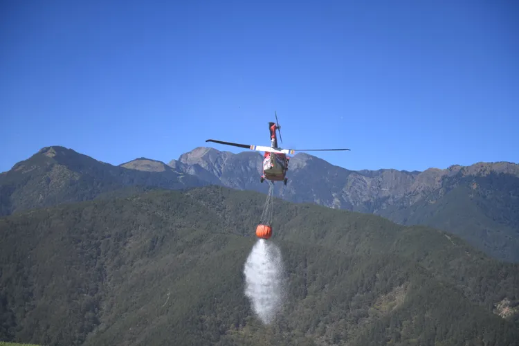 直升機投水測試。林業保育署台中分署提供
