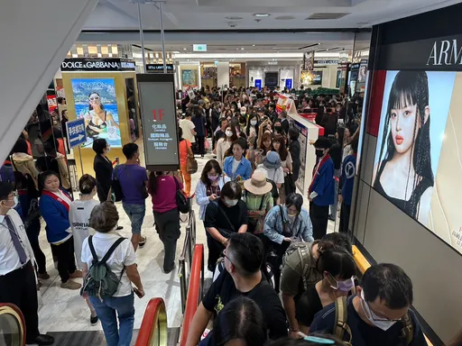 SOGO台北店週慶開打!首日拼13.2億業績 吸千人排隊搶便宜