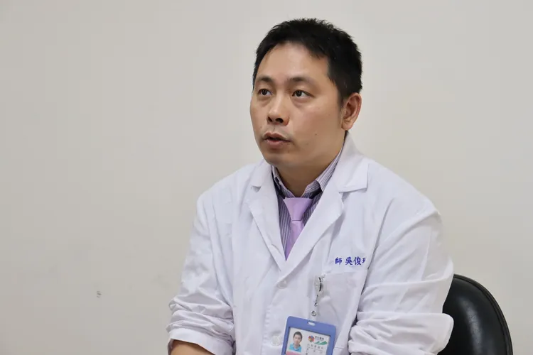 彰化醫院放射腫瘤科醫師吳俊玠表示，蟹足腫一般與體質有關，常見於非裔美國人、西班牙人和亞洲人，好發於前胸、耳垂、關節等部位。院方提供