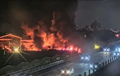 桃園廢棄車輛回收場晚間發生大火 現場烈焰沖天