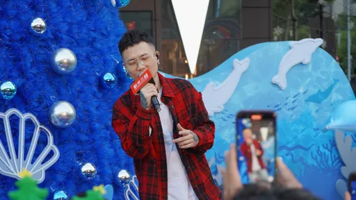 蕭秉治點亮10公尺藍色聖誕樹 告五人鼓鼓下個月信義區嗨唱