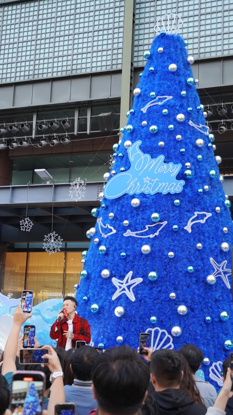 蕭秉治點亮10公尺藍色聖誕樹。相信音樂提供