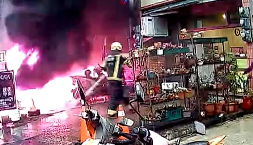 桃园电动机车街头爆燃陷火海　12机车烧剩骨架、2店招毁坏