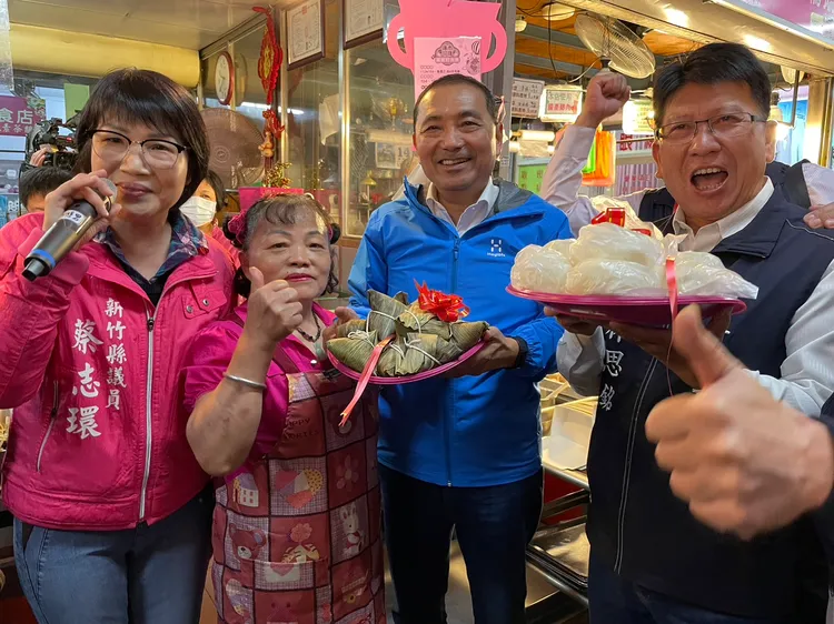 侯友宜陪同立委參選人林思銘掃街拜票。立委參選人林思銘提供