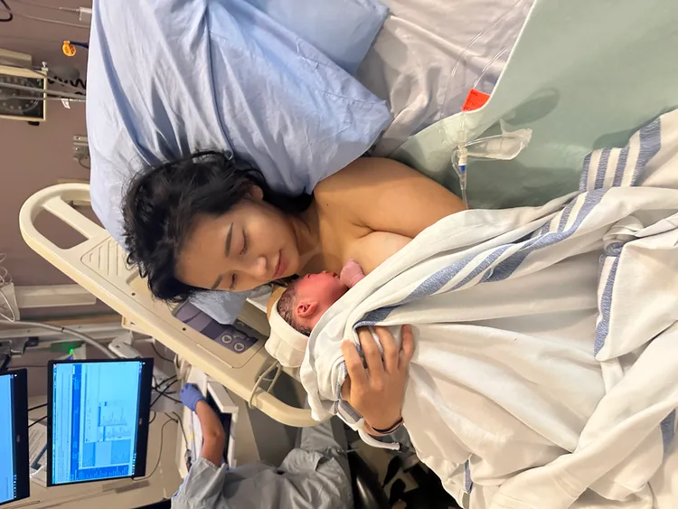 祈錦鈅深情地將女兒抱在懷中。本人提供