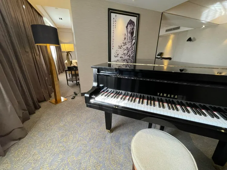 該套房琴房。翻攝自臉書「Reton 高睿騰」