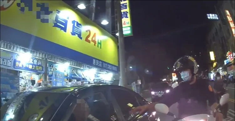 員警巡邏發現車輛違停，上前取締盤查身分。警方提供