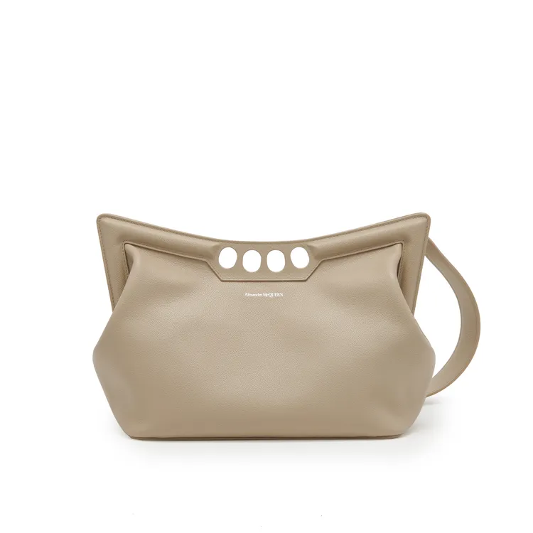 The Peak皮革背帶米色羊皮款。品牌提供